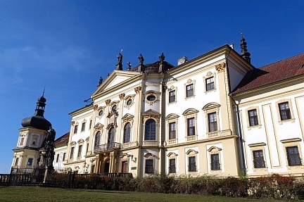 Putování po stopách víry a historie